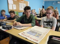 Schüler lesen Zeitung, Elisabethenschule Hofheim